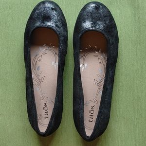 Taos "Rascal" comfort ballet flat size 9.5  in BLACK METALLIC (style #RAS-13715)